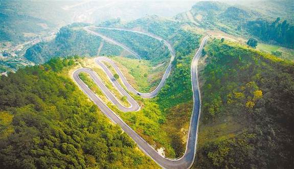 南川區三泉鎮窯灣村，這條蜿蜒曲折的鄉村公路成為村民的致富路。記者 鄭宇 攝