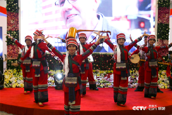 麗江展館裏的民族歌舞表演
