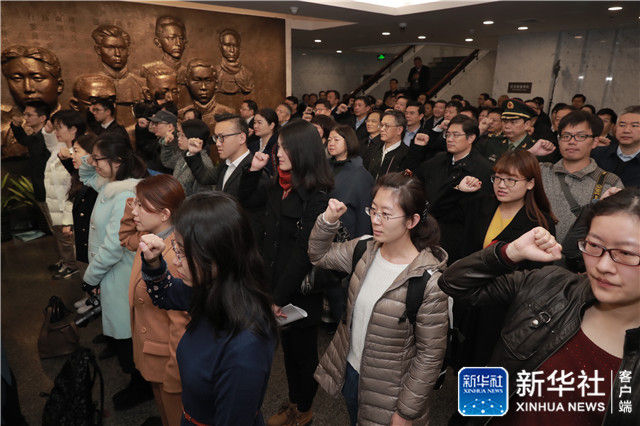 11月27日，在上海中共一大會址紀念館，全體人員一同重溫入黨誓詞。新華社發（海沙爾攝） 