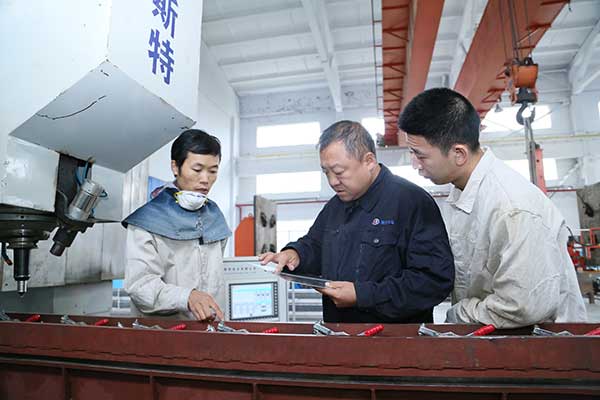 姜濤（中）指導徒弟操作使用攪拌摩擦焊焊設備