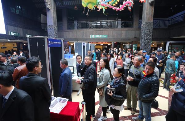 11月28日，烏鎮西柵景區入口開啟高級別安檢模式。