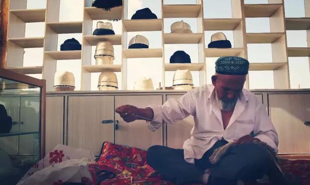 維吾爾族人民製作手工皮帽