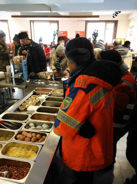  The sanitation workers have free lunch in the restaurant. [Photo provided to chinadaily.com.cn] 