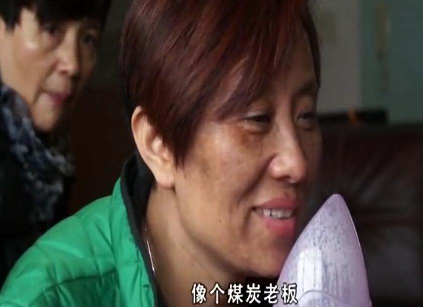 吳鳳花的姐姐多次勸她別做戲了，説她現在的臉黑得“像個煤炭老闆”