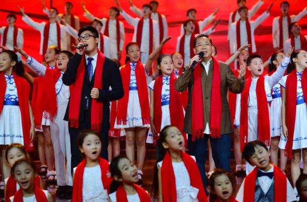 張頌華和父親張明敏同臺獻唱《我的中國心》