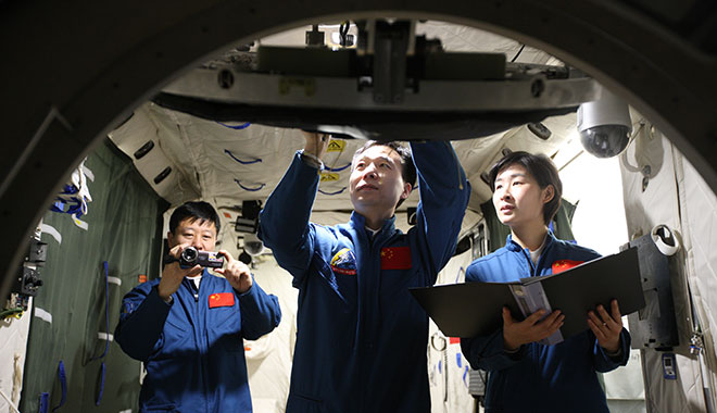 2012年04月07日 景海鵬 劉洋 劉旺 在組合體目標飛行模擬器中進行操作訓練 攝影：朱九通