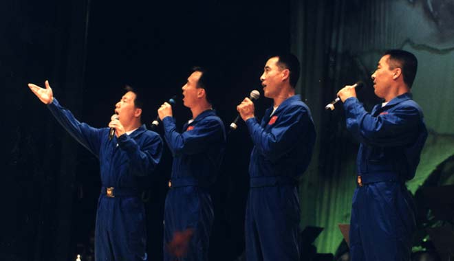 2001年12月 航天員楊利偉 費俊龍 翟志剛  張曉光組成的小合唱組合參加文藝晚會