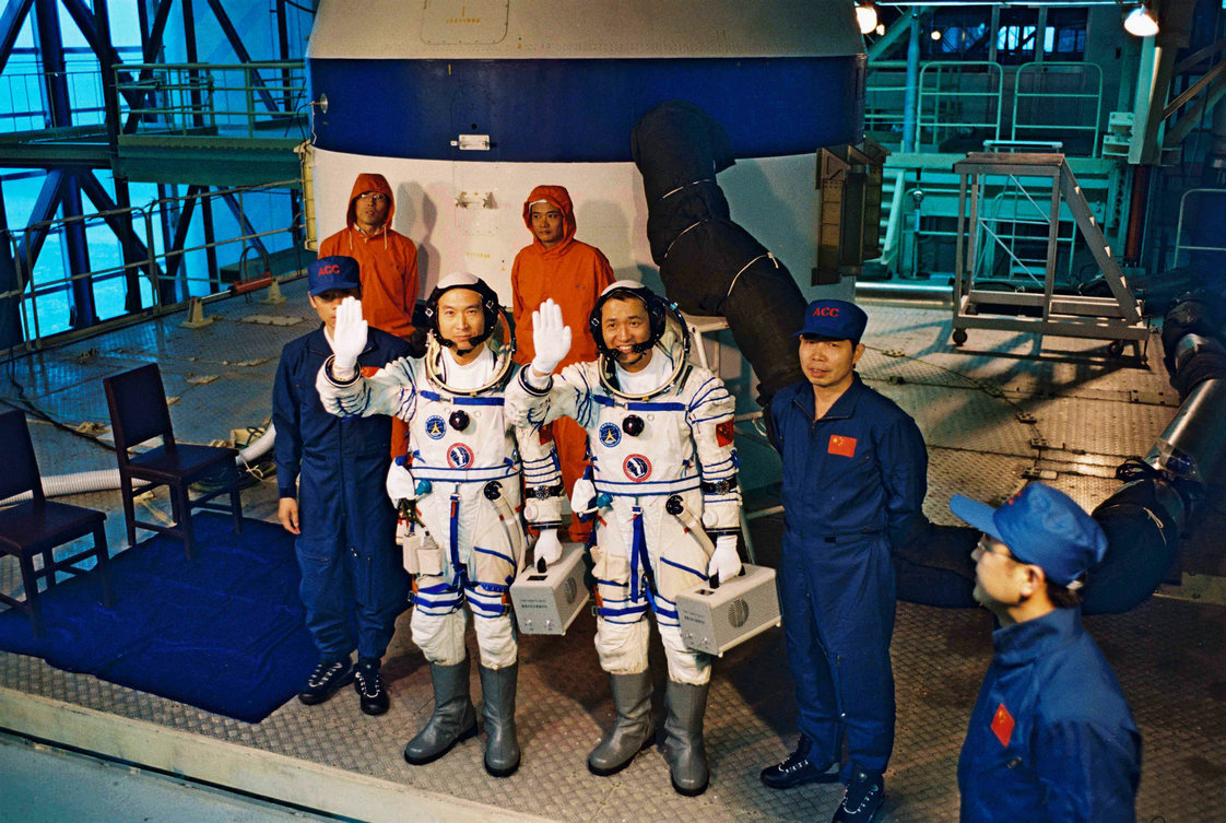 2005年09月22日 費俊龍 聶海勝在酒泉衛星發射中心進行人-船-箭-地合練 攝影：朱九通