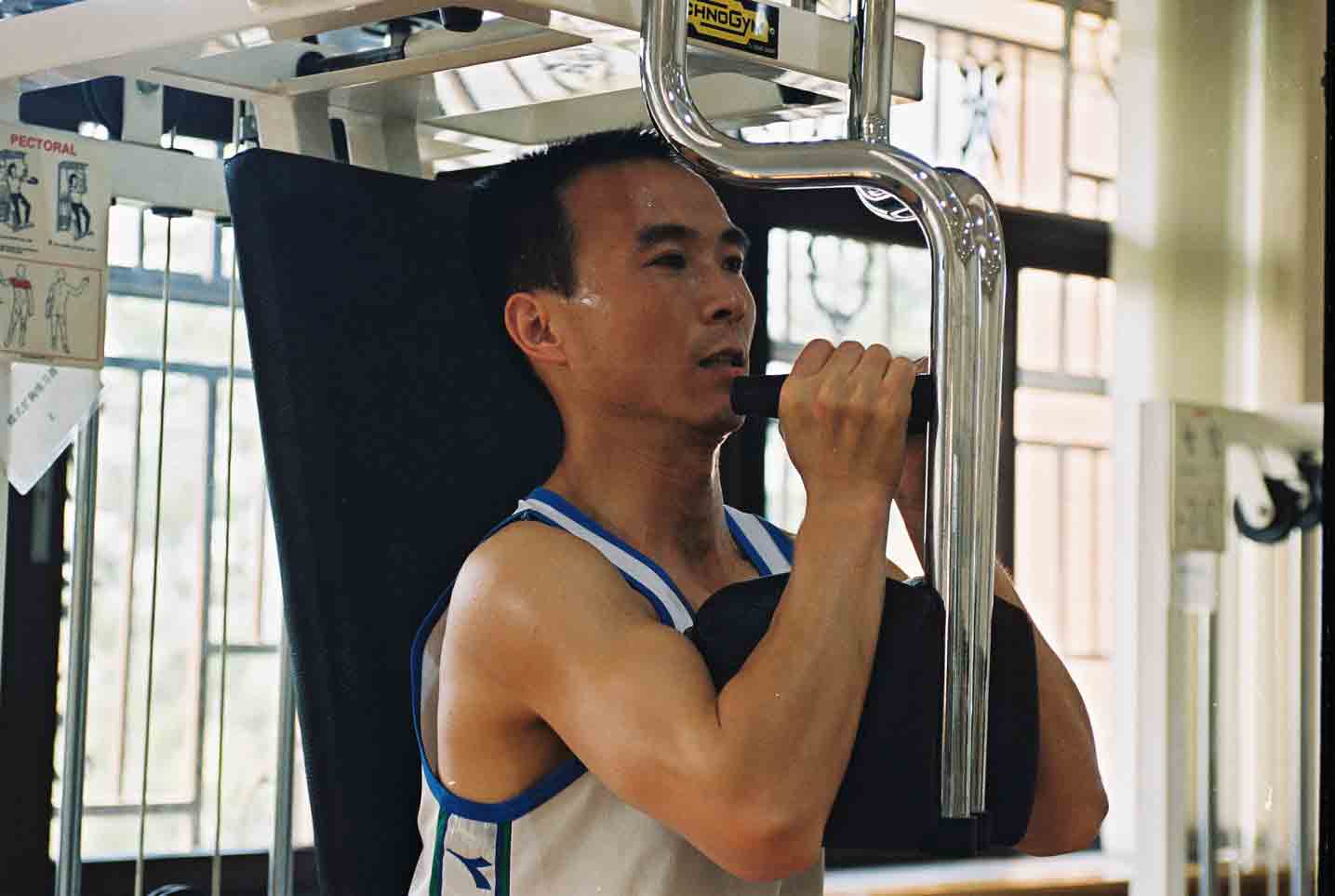 2005月8月 費俊龍在體訓館進行體能訓練