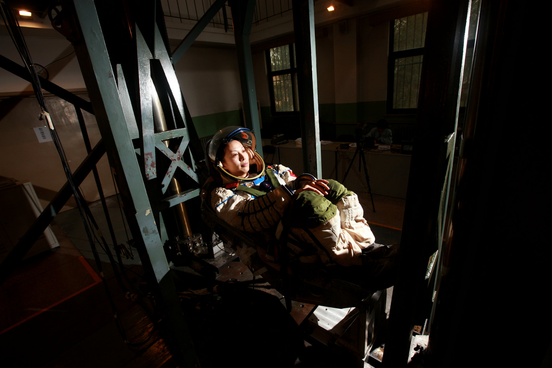 2011年07月22日 王亞平在衝擊塔進行衝擊訓練 攝影：朱九通