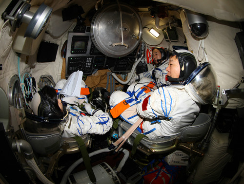 執行神舟九號航天飛行任務的航天員乘組景海鵬、劉旺、劉洋在返回艙進行手控交會對接訓練（秦憲安 攝）