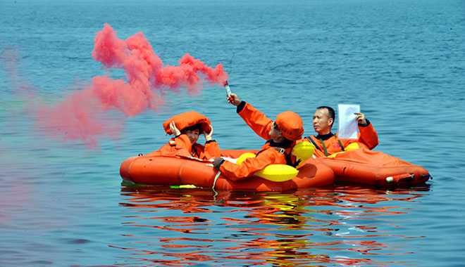 2017年08月17日-鄧清明等航天員在煙臺進行海上救生訓練-攝影：朱九通-(1)
