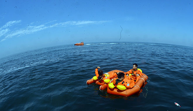2017年08月17日 鄧清明等航天員在煙臺進行海上救生訓練 攝影：朱九通