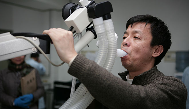 2006年12月11日 鄧清明進行肺功能檢測