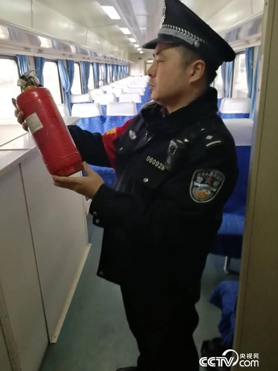 民警曹琨依然認證的檢查滅火消防器材。（圖片由太原乘警隊提供）