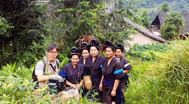 導演陳碩儀在貴州凱里舟溪苗寨 與苗家女士們溝通如何拍攝她們日常採集食材