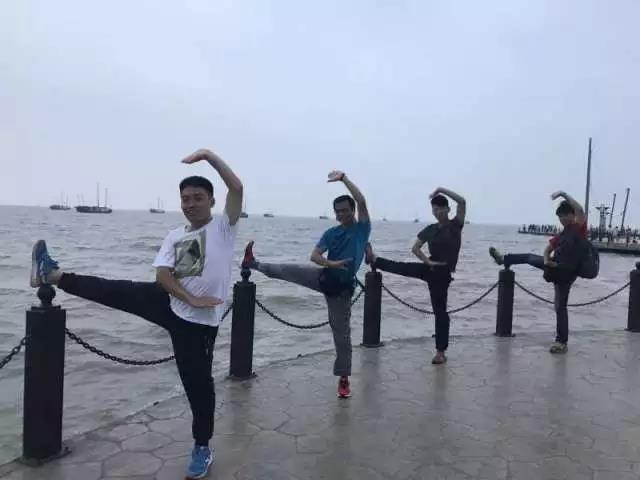 劇組生活 弟兄們平時打拳鍛鍊保健 以面對跨度大又長的拍攝期 圖為在太湖畔