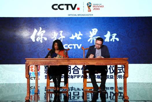 中央電視臺副總編輯彭健明、國際足聯秘書長薩莫拉在簽字中