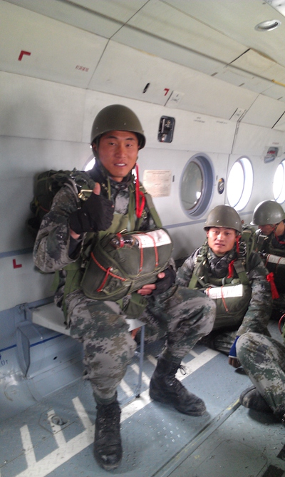 吳建（左一）與戰友們在直升機艙內等待跳傘。資料圖片