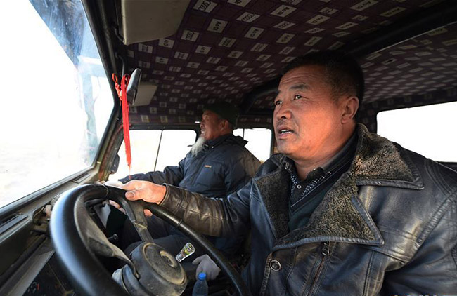 王天昌（左）、王銀吉父子開車到沙漠裏治沙。圖片來源於網絡