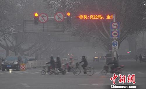 資料圖：河北省邯鄲市遭空氣污染，被霧霾籠罩。 中新社發 郝群英 攝