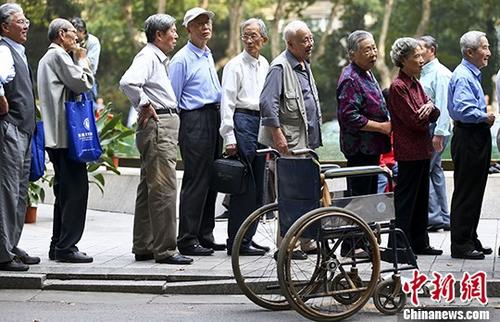 資料圖：退休的老人們排隊參加活動。 中新社記者 泱波 攝