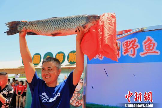 新疆博斯騰湖開湖捕魚頭魚30斤重被3.8萬元拍賣