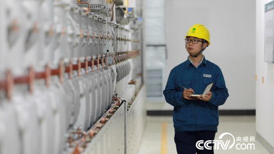 青島峰會保電工作人員檢查用電設施
