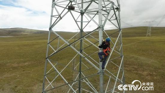 海拔5200多米的青藏高原，國網青海檢修公司的付新程正在對世界上海拔最高的鐵塔進行巡檢。
