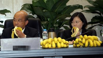 蘇貞昌與蔡英文為促銷香蕉站臺