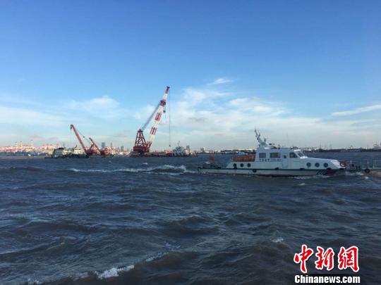 上海吳淞口沉船搜尋範圍進一步擴大潛水員兩度下水探摸