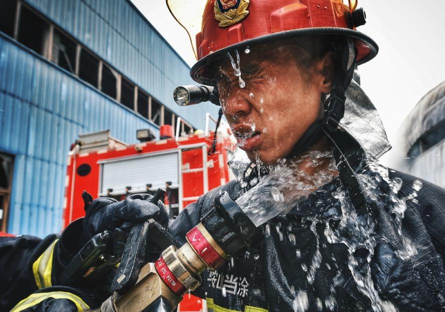 每次出勤他們都要穿上厚厚的防護服，面對高溫與烈焰的雙重考驗，他們義無反顧。