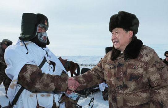 2014年1月26日，習近平來到祖國邊疆的內蒙古阿爾山，冒著零下30多度的嚴寒慰問在邊防線上巡邏執勤的官兵。來源：新華社