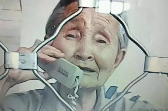 2018年6月，李淑賢的三女兒去監獄探望母親，老太太神情悲傷。圖片來源：財新網