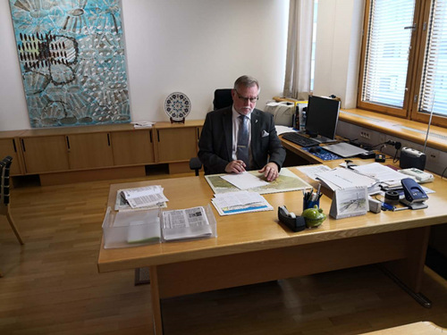  Rovaniemi Mayor Esko Lotvonen signing documents to open Confucius Insitutute at Lapland University.