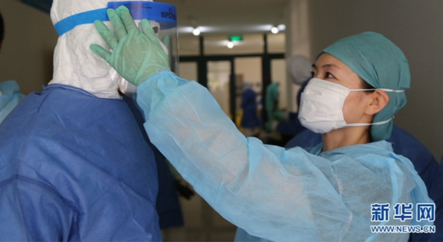 在援塞抗擊埃博拉時，王新華檢查穿戴防護用品。