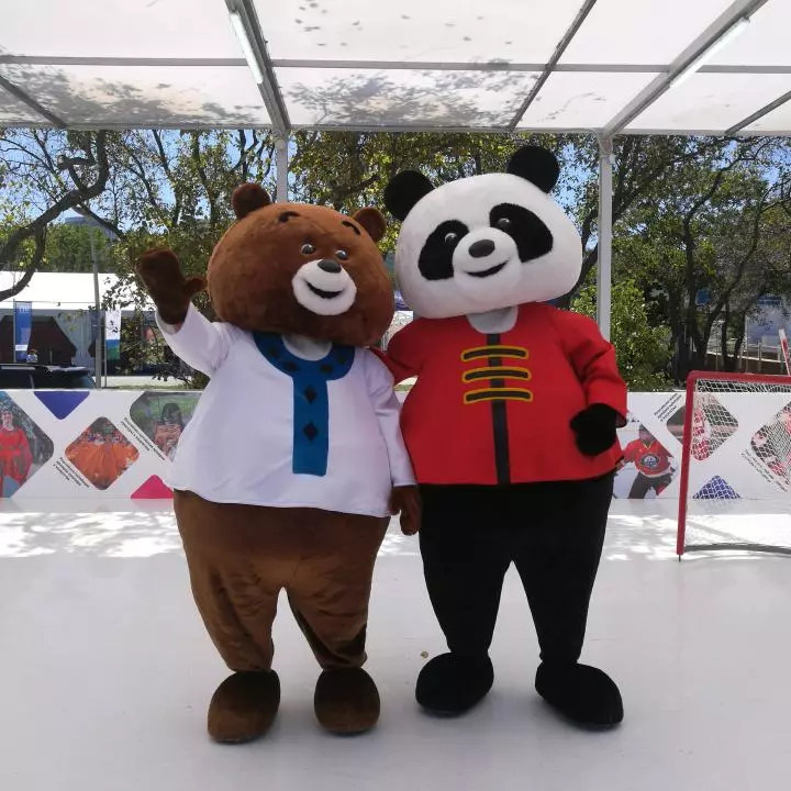 第四屆東方經濟論壇配套展示項目遠東風采街上，可愛的“中國熊貓”和“俄羅斯棕熊”一起打冰球。圖片來源：新華社
