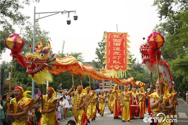 舞龍開場，熱鬧非凡！