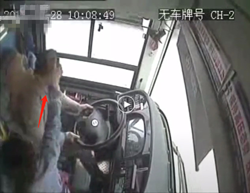 女乘客擊打駕駛員（視頻截圖）