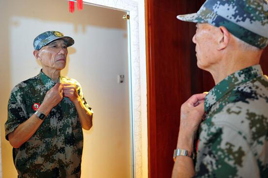 79歲的李國發一年四季都是軍裝在身，每次出門前都會整理軍容。記者 彭年 攝