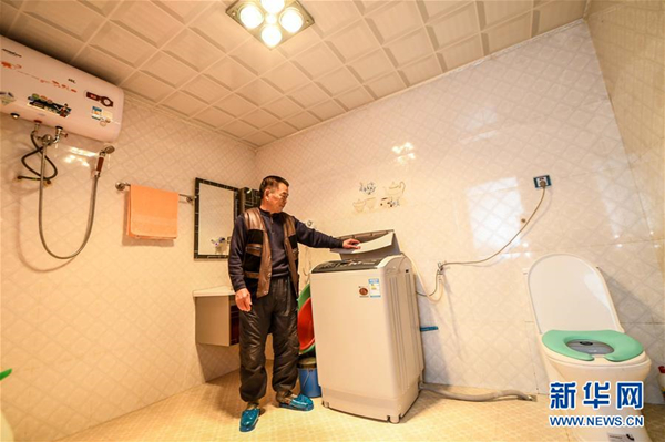2017年1月24日，吉林延邊光東村村民全得成在自家衛生間內使用洗衣機。