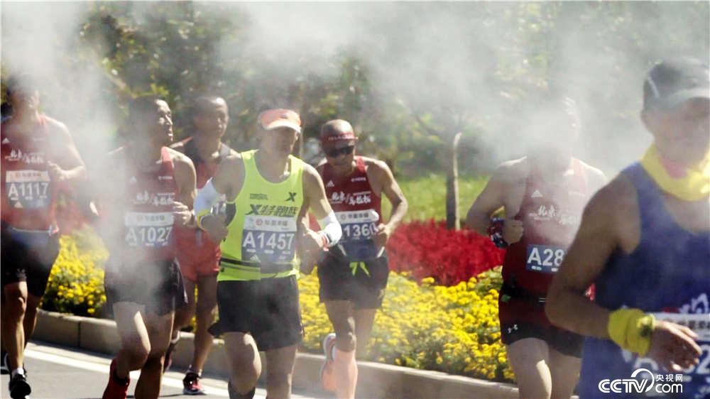 2018年北京馬拉松，選手在噴淋站前經過