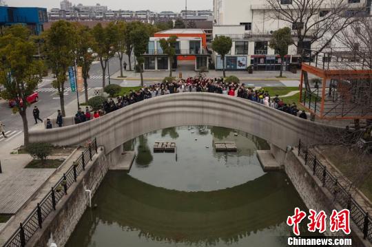世界最大規模3D打印混凝土步行橋在上海落成啟用