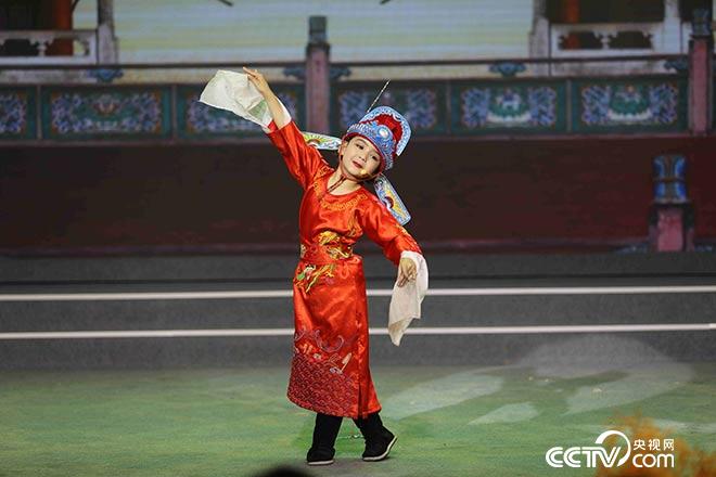 維吾爾族萌娃表演黃梅戲《女駙馬》