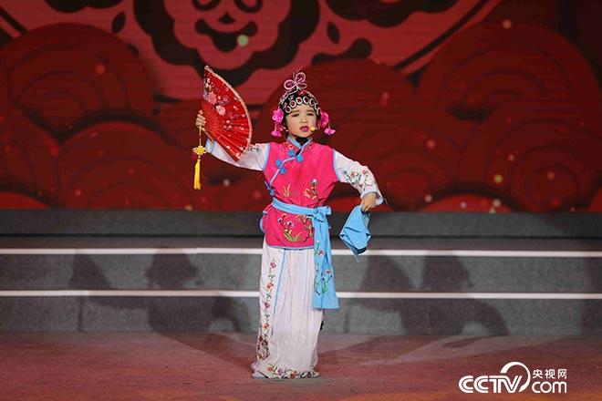 維吾爾族小朋友表演京劇《賣水》