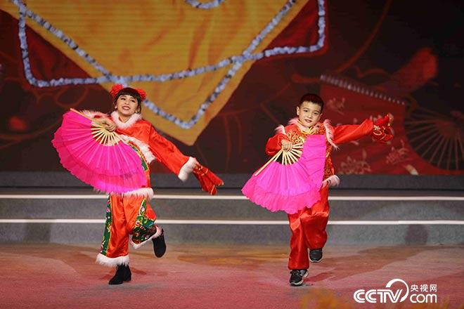 維吾爾族小朋友表演二人轉