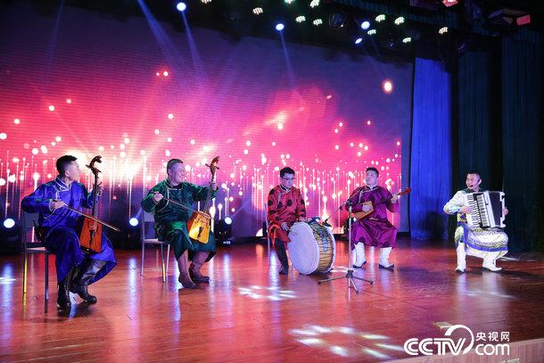 內蒙古出入境邊防檢查總站文工團表演器樂組合彈唱《駿馬奔馳保邊疆》