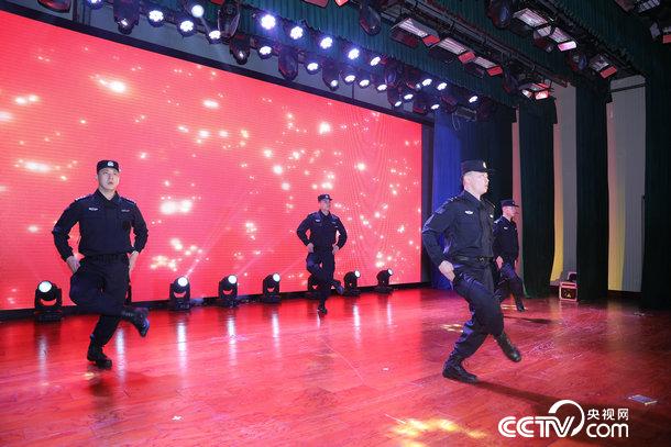 內蒙古出入境邊防檢查總站文工團表演群舞《新征程》