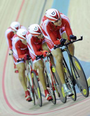 Shandong's team members compete during the men's team pursuit final in the 11th Chinese National Games in Jinan, east China's Shandong Province, Oct. 20, 2009. Shandong team clocked 4 minutes and 07.507 seconds to claim the champion. (Xinhua/Li Ga)