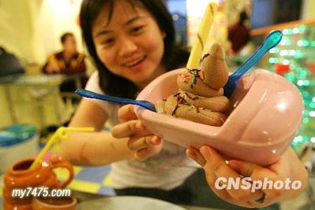 All 50 seats in the crowded diner are made from toilet bowls. Dishes are served in mini toilet bowls and drinks in plastic urinals.